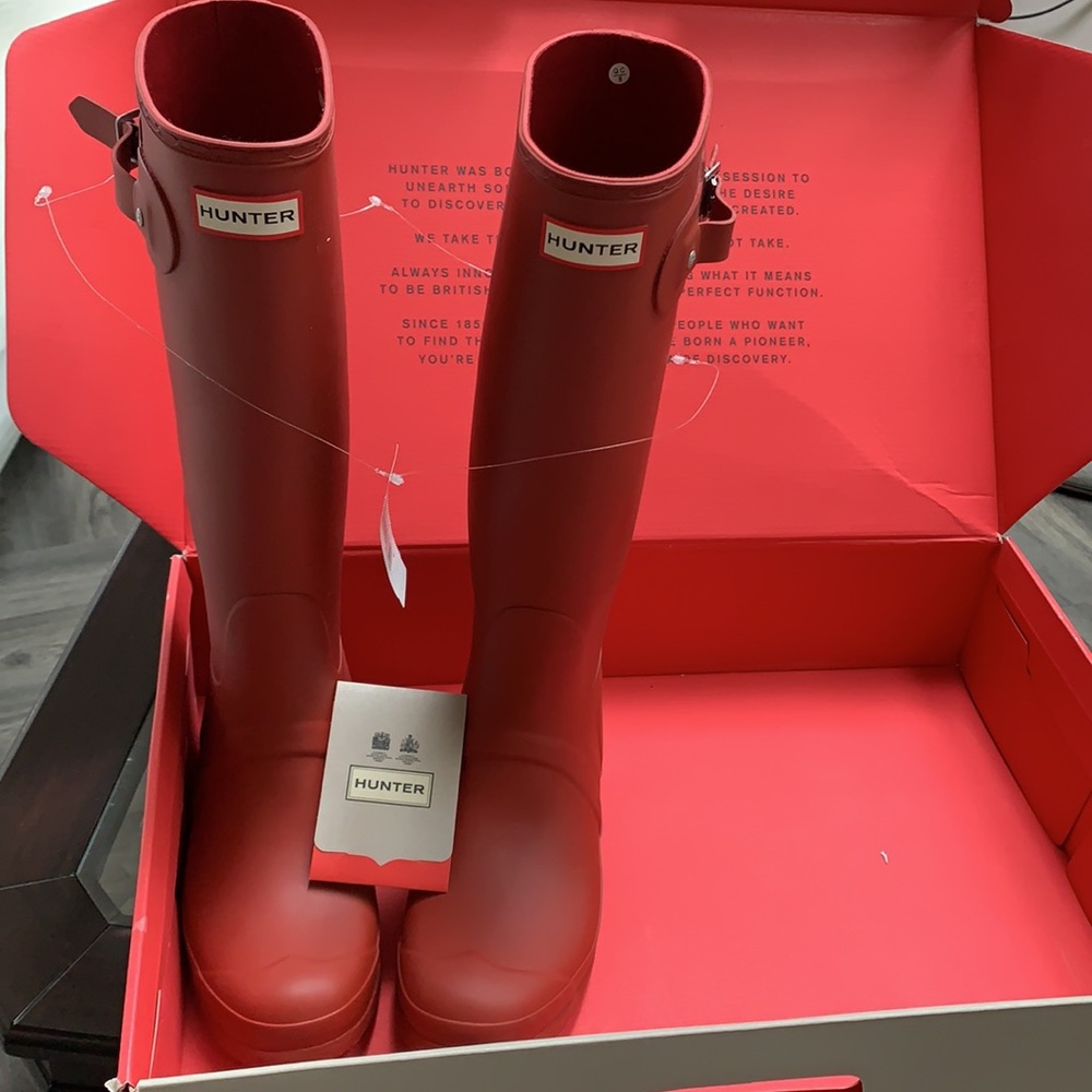 NEW Hunter women’s original tall - Military Red Size 8